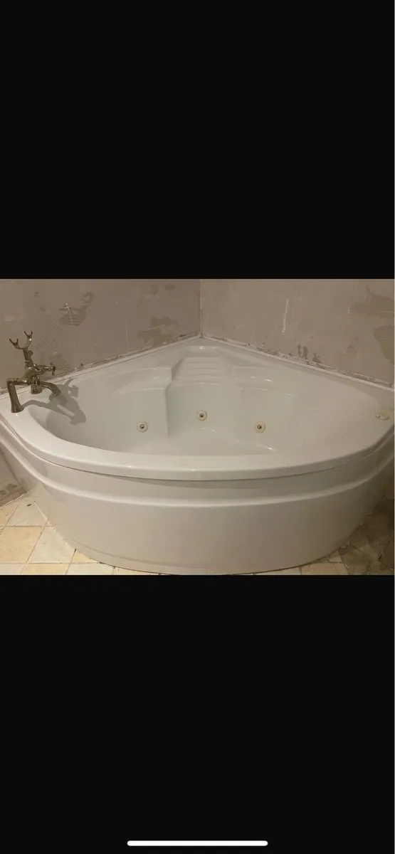 Corner Jacuzzi bath and sink pedestal - Image 1