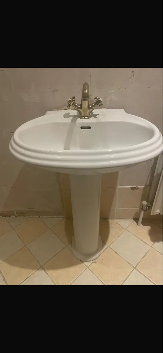 Corner Jacuzzi bath and sink pedestal - Image 2