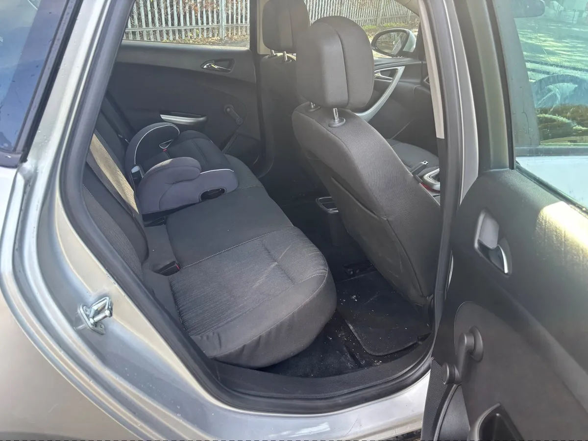 Opel Astra 2010 - Image 3