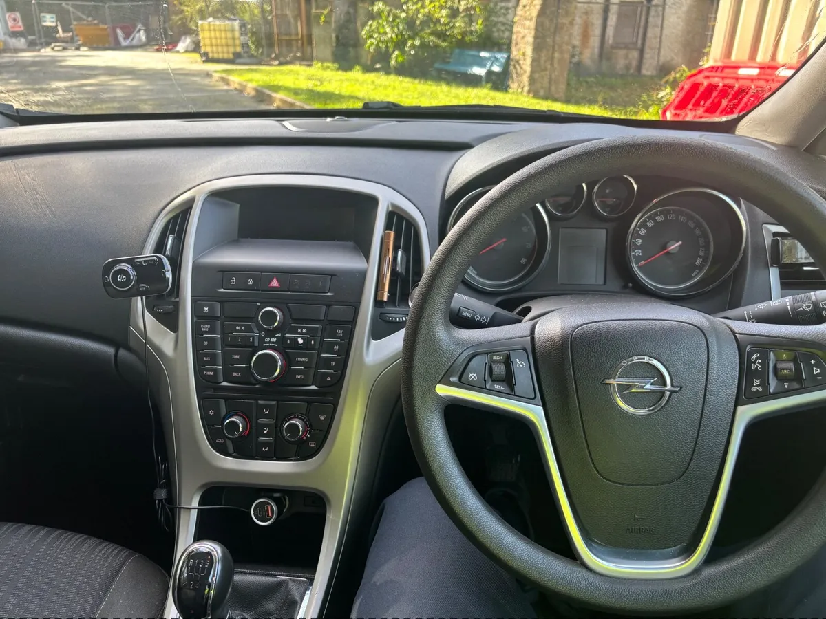 Opel Astra 2010 - Image 4