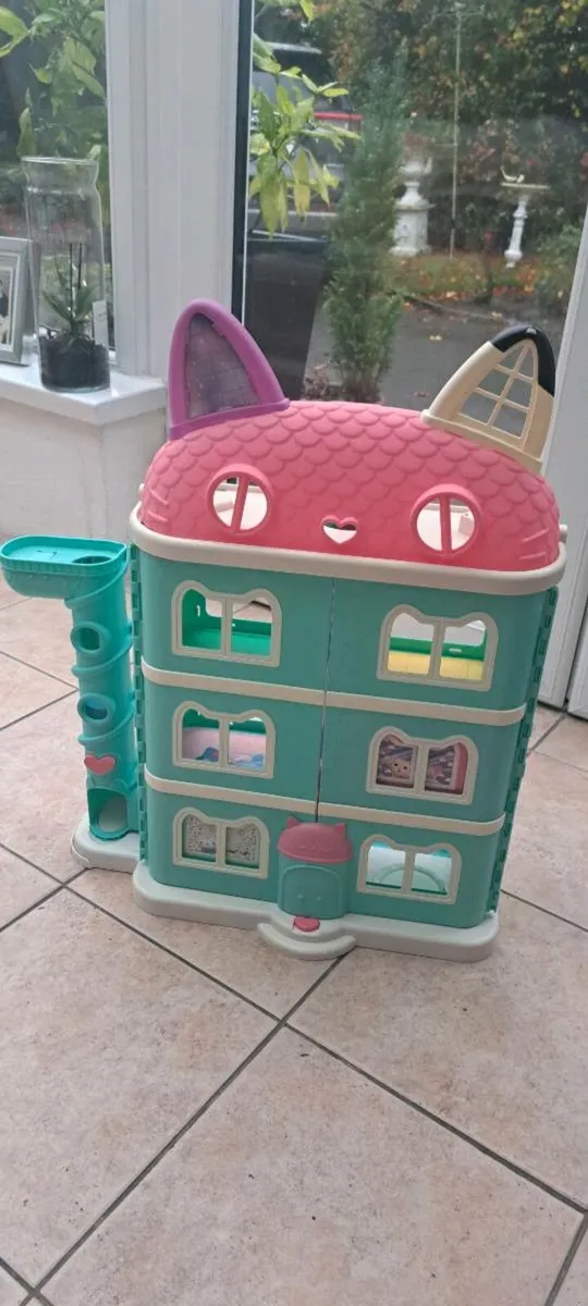 Gabbys Doll House & Accessories - Image 1