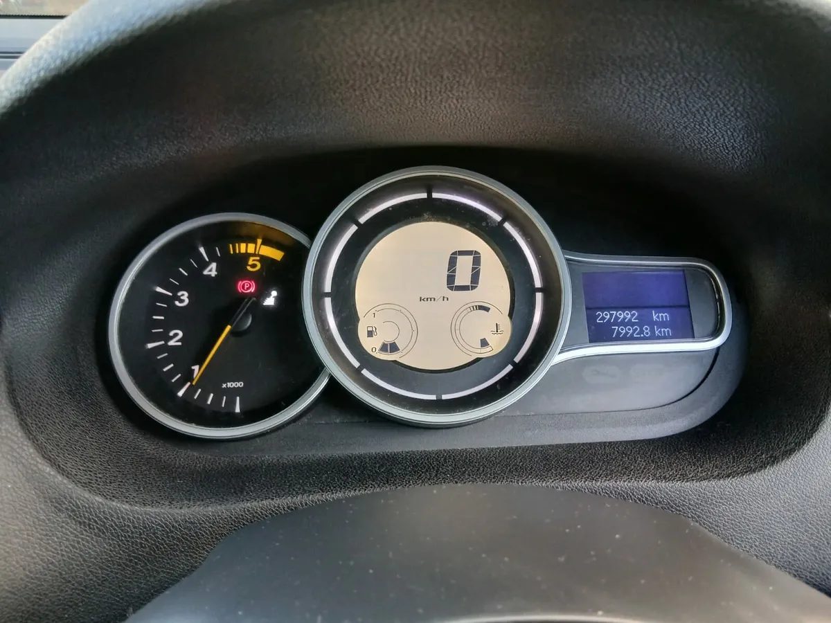 2011 RENAULT FLUENCE NCT AND TAXED - Image 4