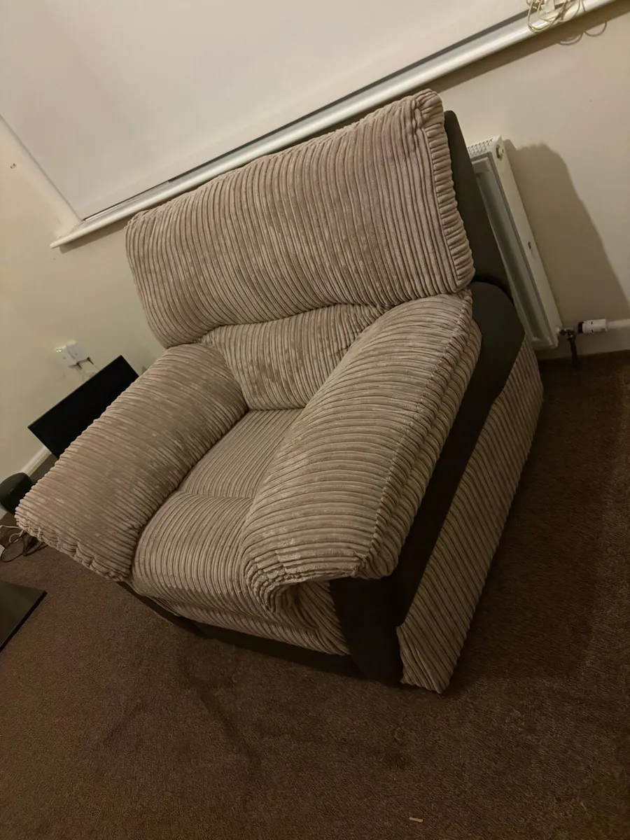 Three Piece Suite - Image 2