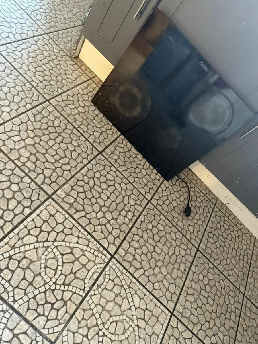 Zanussi electric hob - Image 2