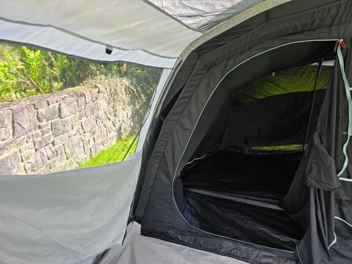 Decathlon Quechua Arpenaz 5.2 5-man 3-room Tent Fresh & Black - Image 1