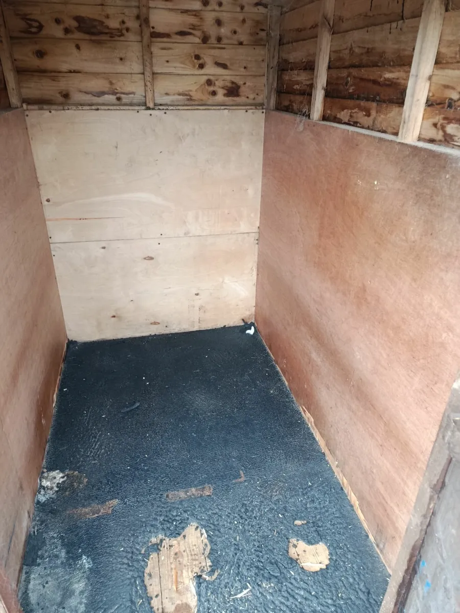 Shed / dog house - Image 1