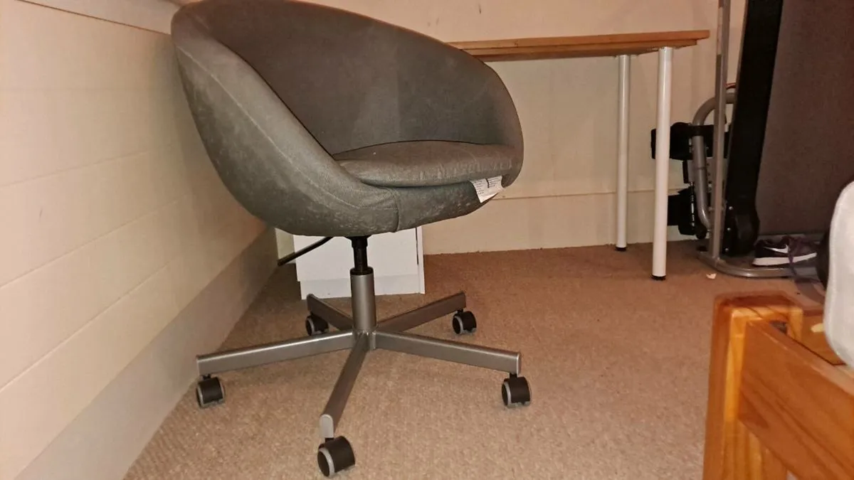 Desk and chair - Image 4