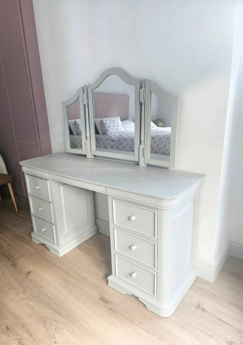 Dressing table and stool - Image 4