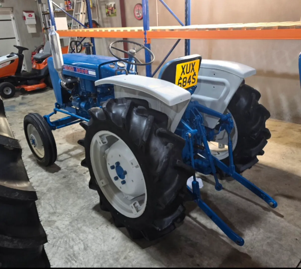 Ford 1000 vintage tractor mint condition - Image 2