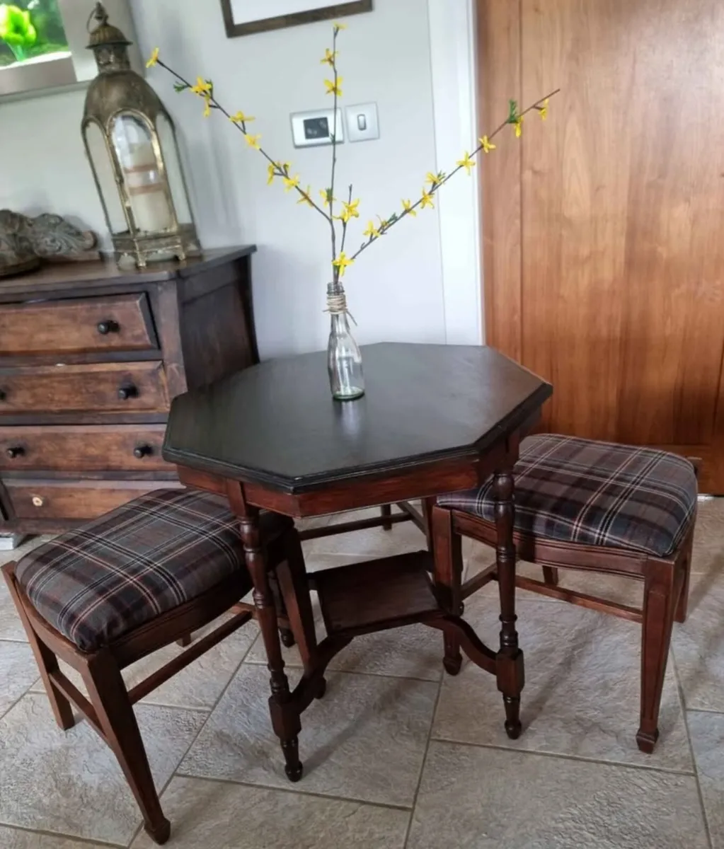 Solid Table & 3 Stools...€195 - Image 4