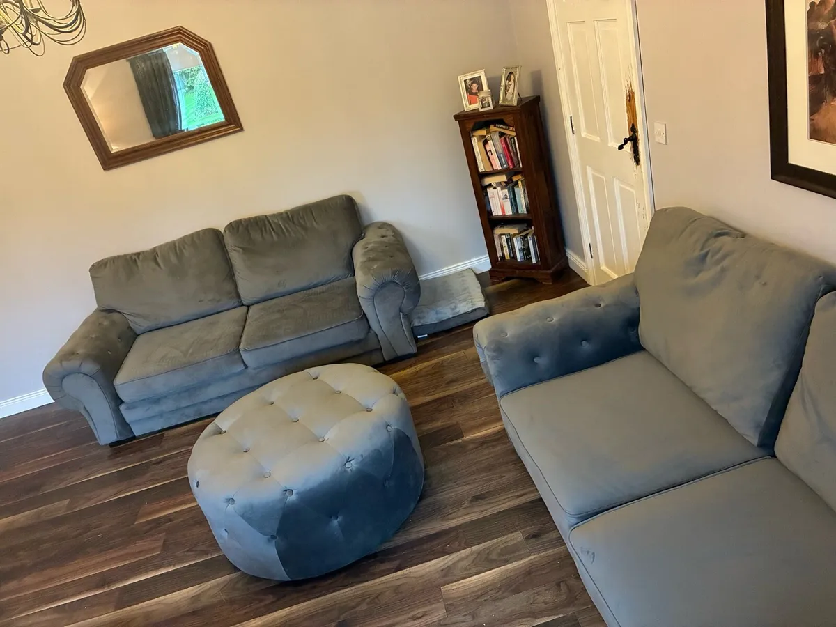 3+2 seater sofa + matching footstool - Image 3