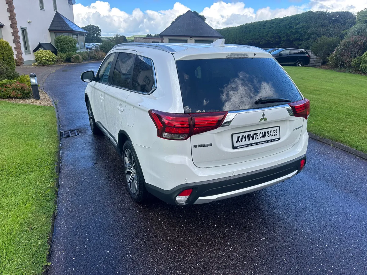 Mitsubishi Outlander 4 WD 7 Seater - Image 3