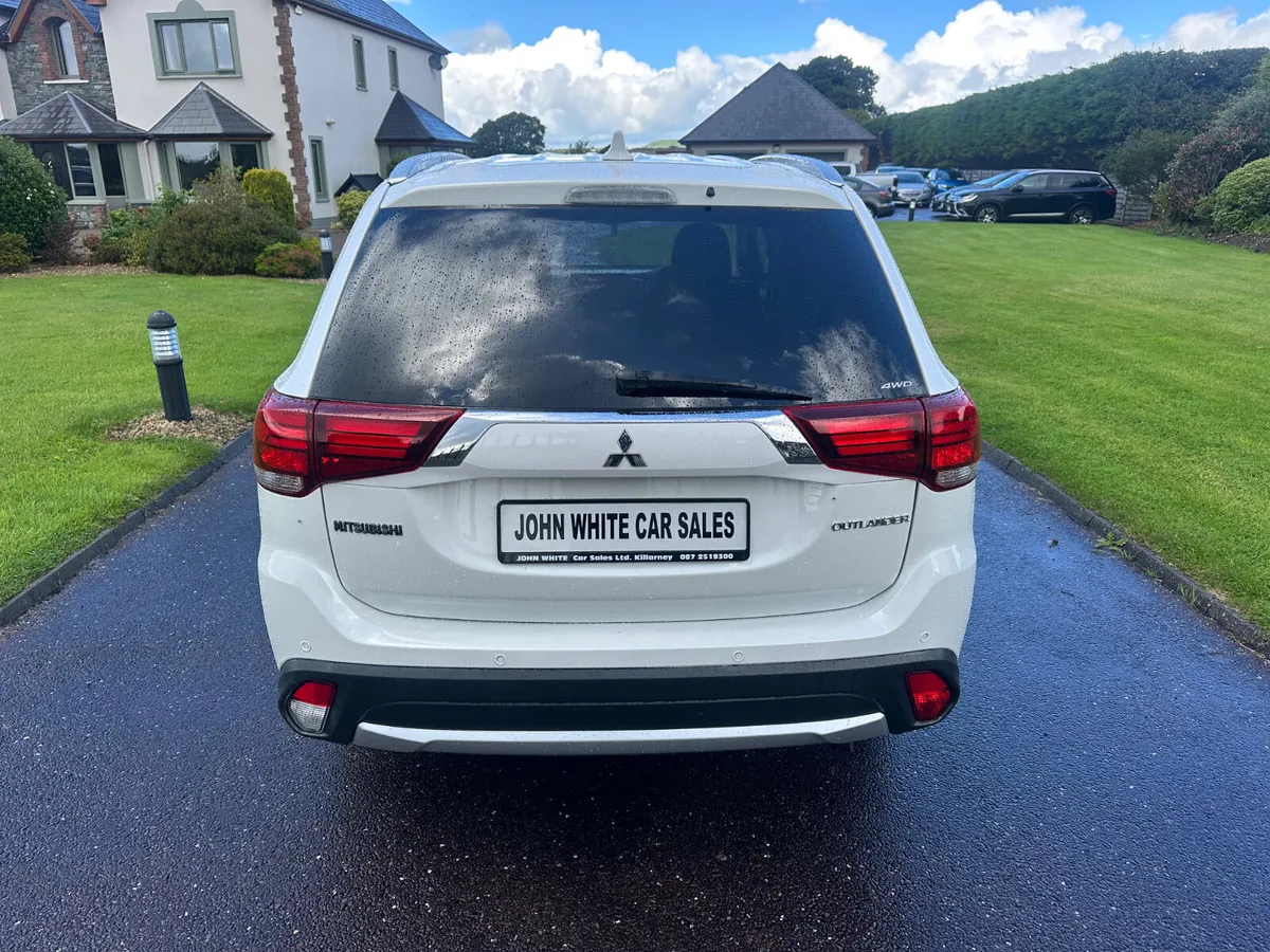 Mitsubishi Outlander 4 WD 7 Seater - Image 4