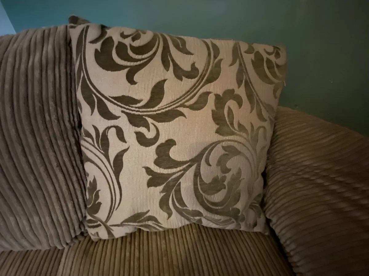 Couch FREE - Image 3