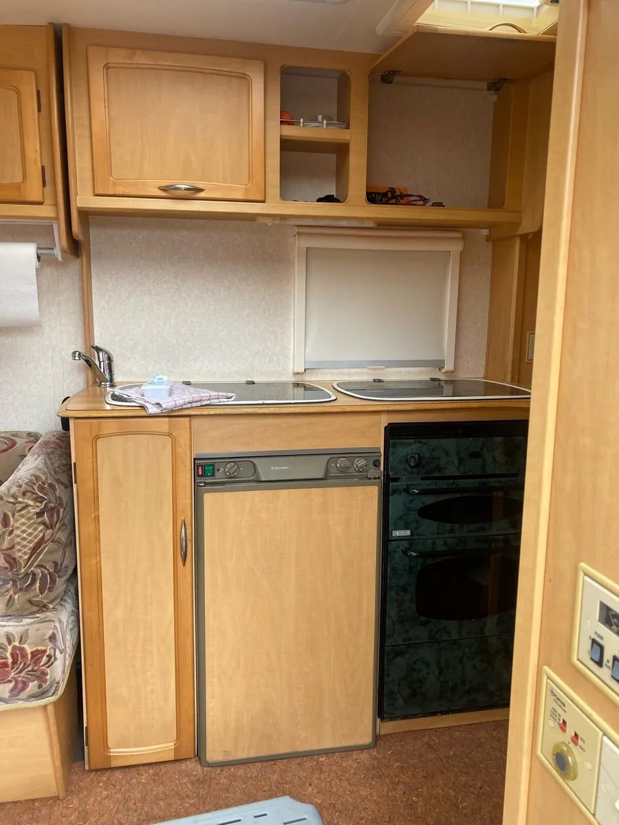 Fixed bed 4 berth caravan - Image 4