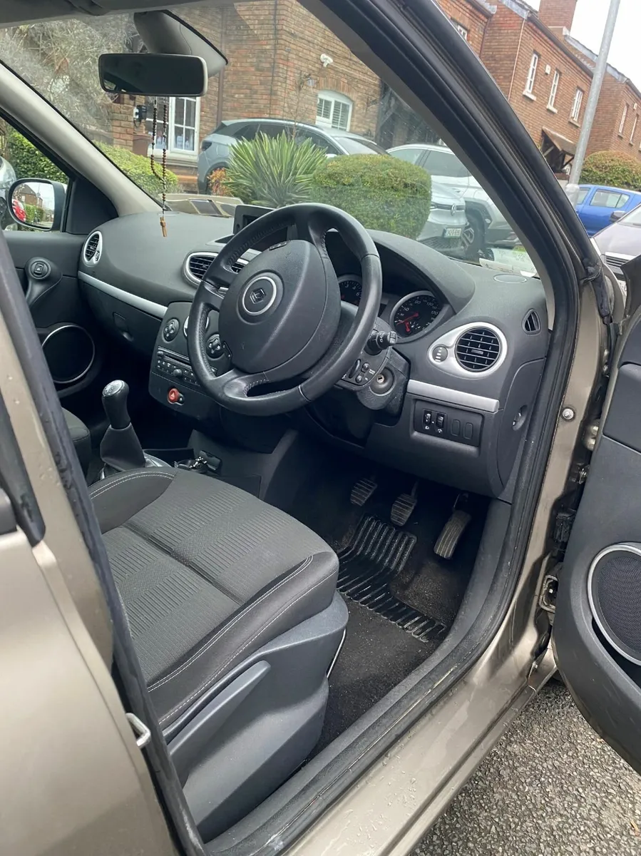 Renault Clio 2010 - Image 2