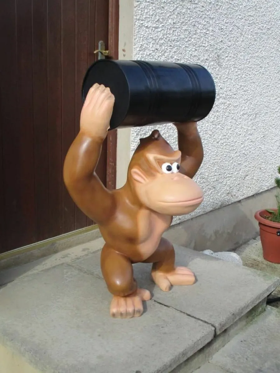 Large Donkey Kong Statue - Image 2