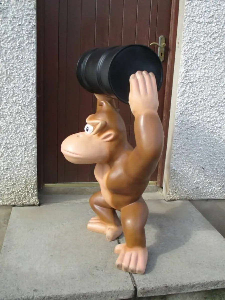 Large Donkey Kong Statue - Image 3