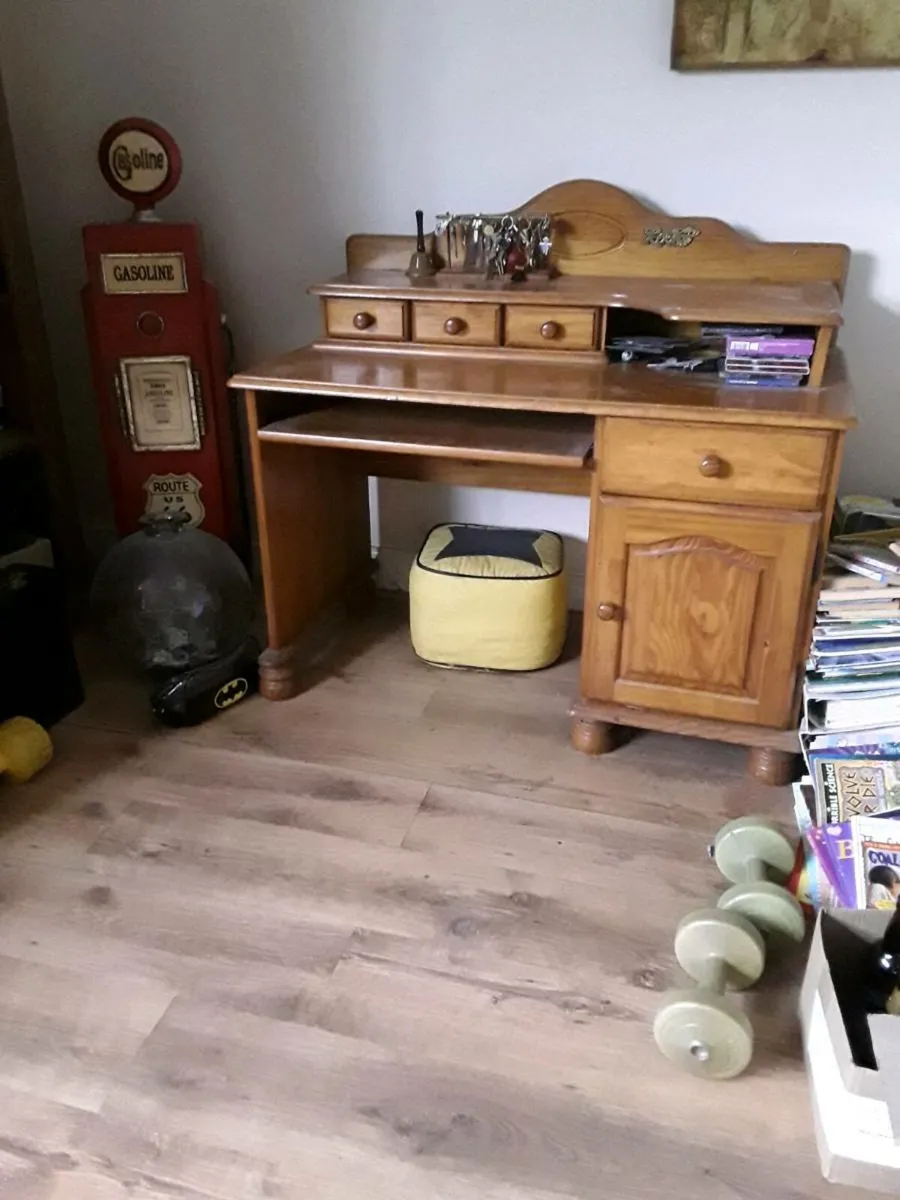 Office desk with pull out shelve - Image 1