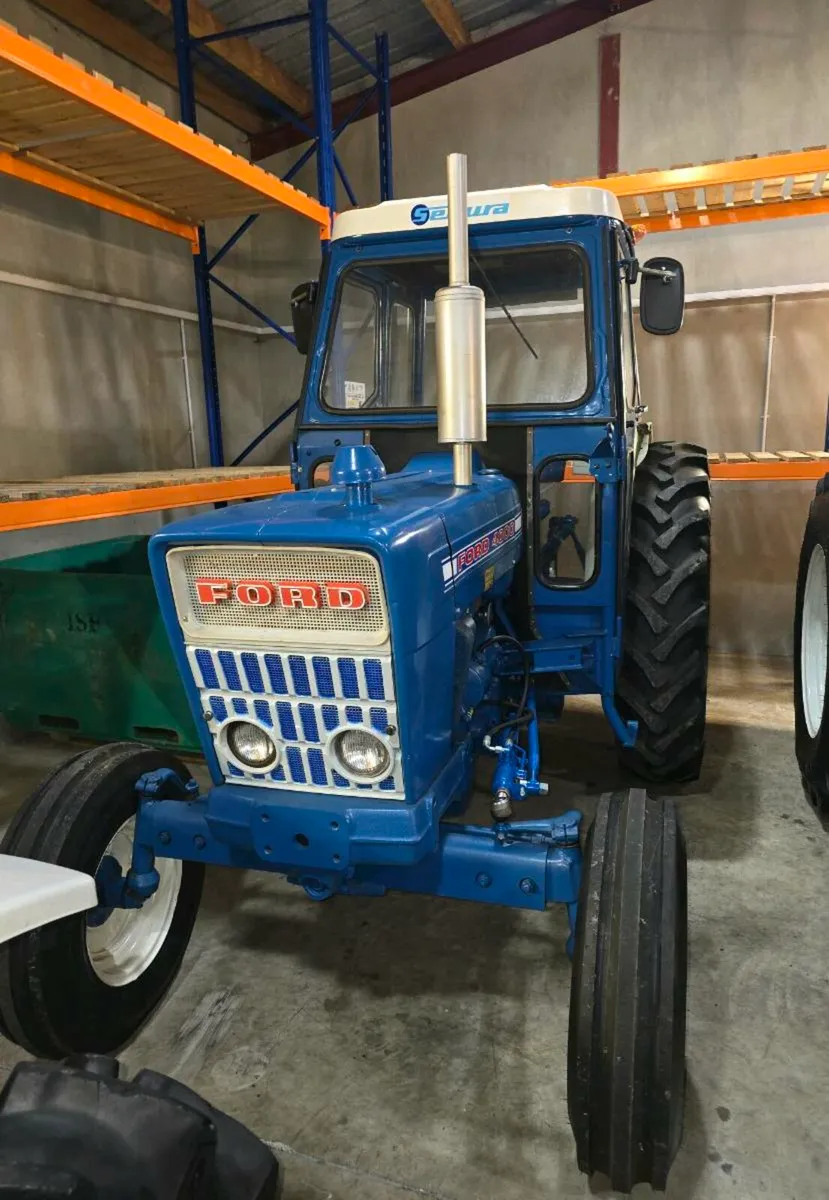 4000 vintage tractor with cab in great condition - Image 2