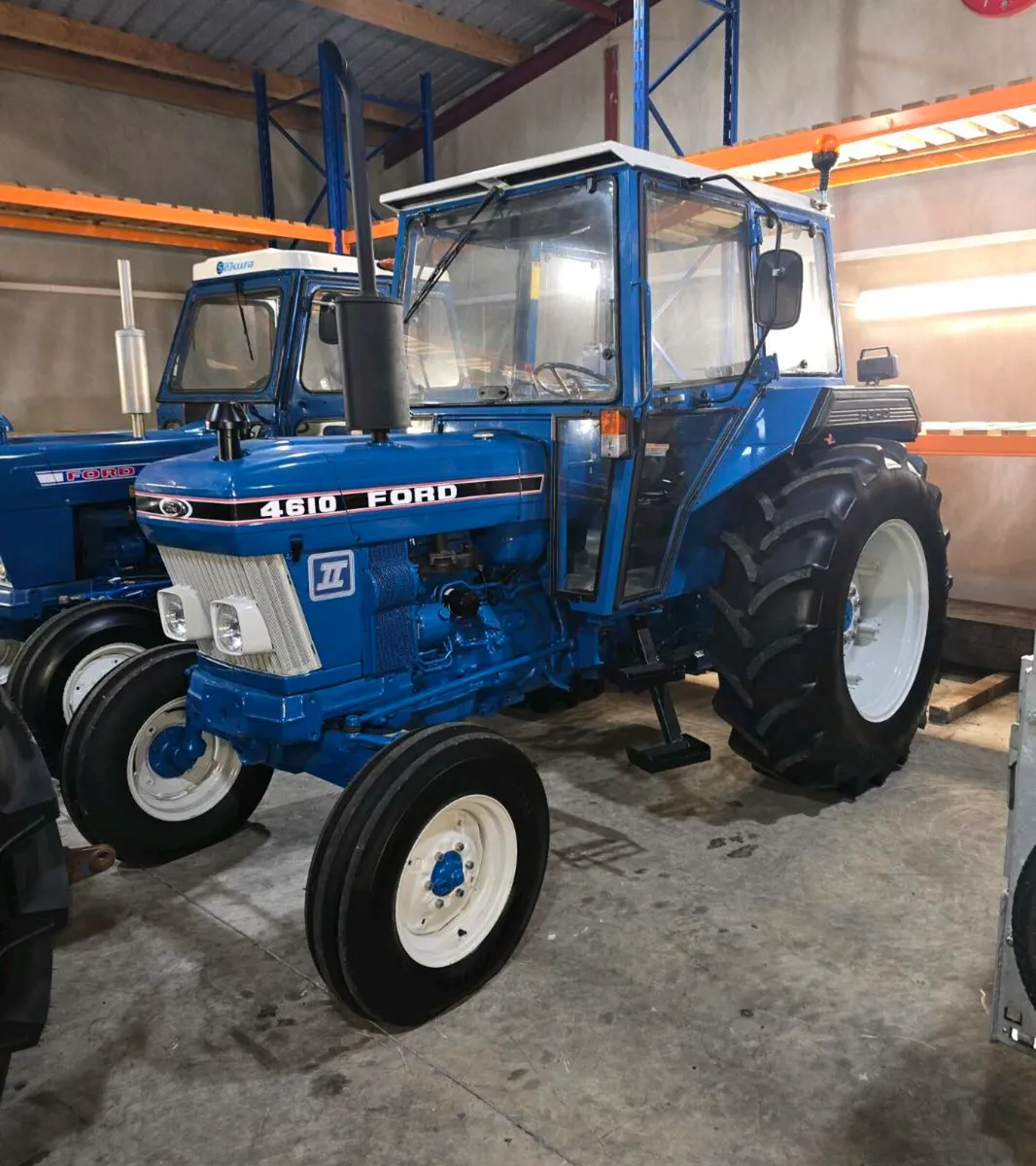 Ford 4610 vintage tractor with cab mint condition - Image 2