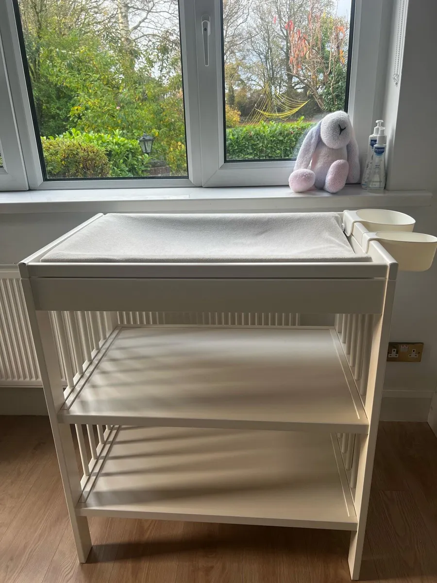 Gulliver changing table + babylo nursery chair - Image 1