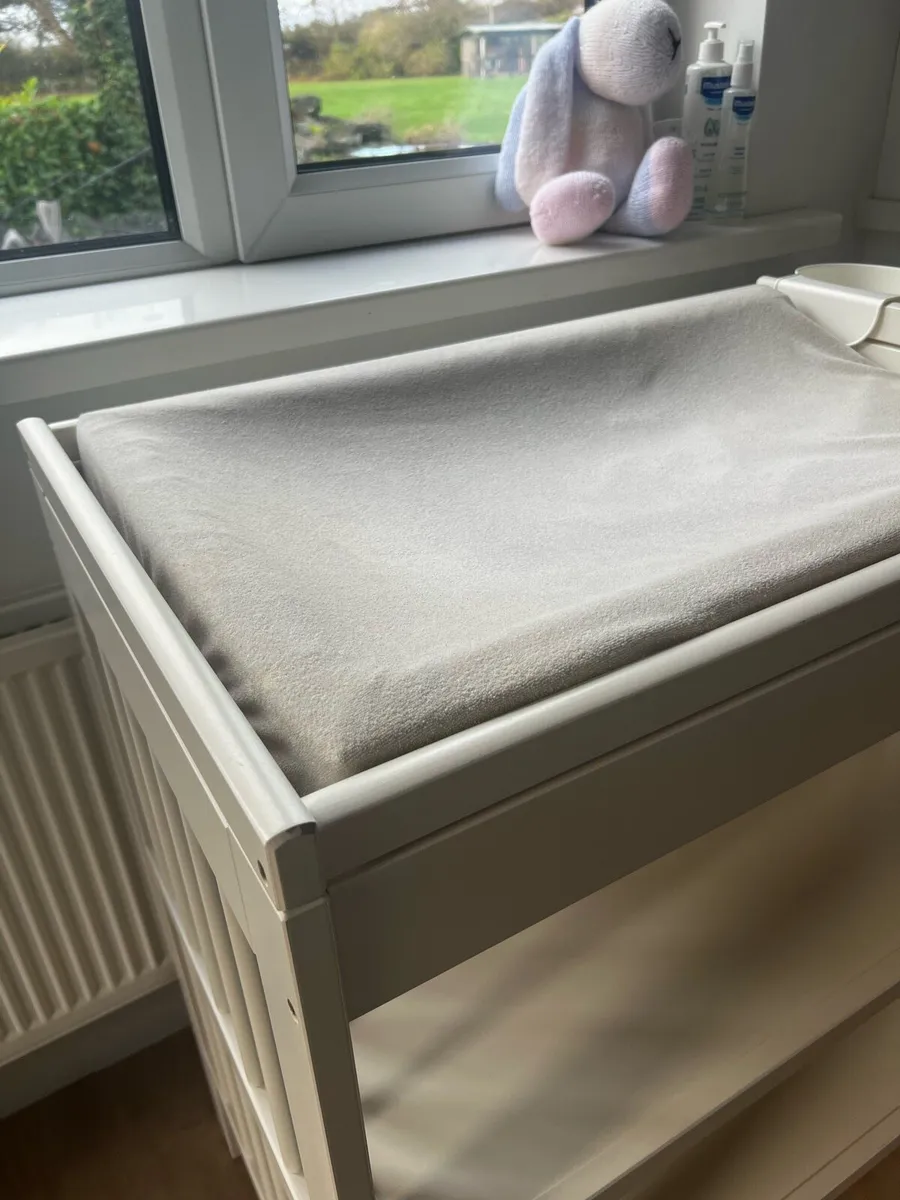 Gulliver changing table + babylo nursery chair - Image 2