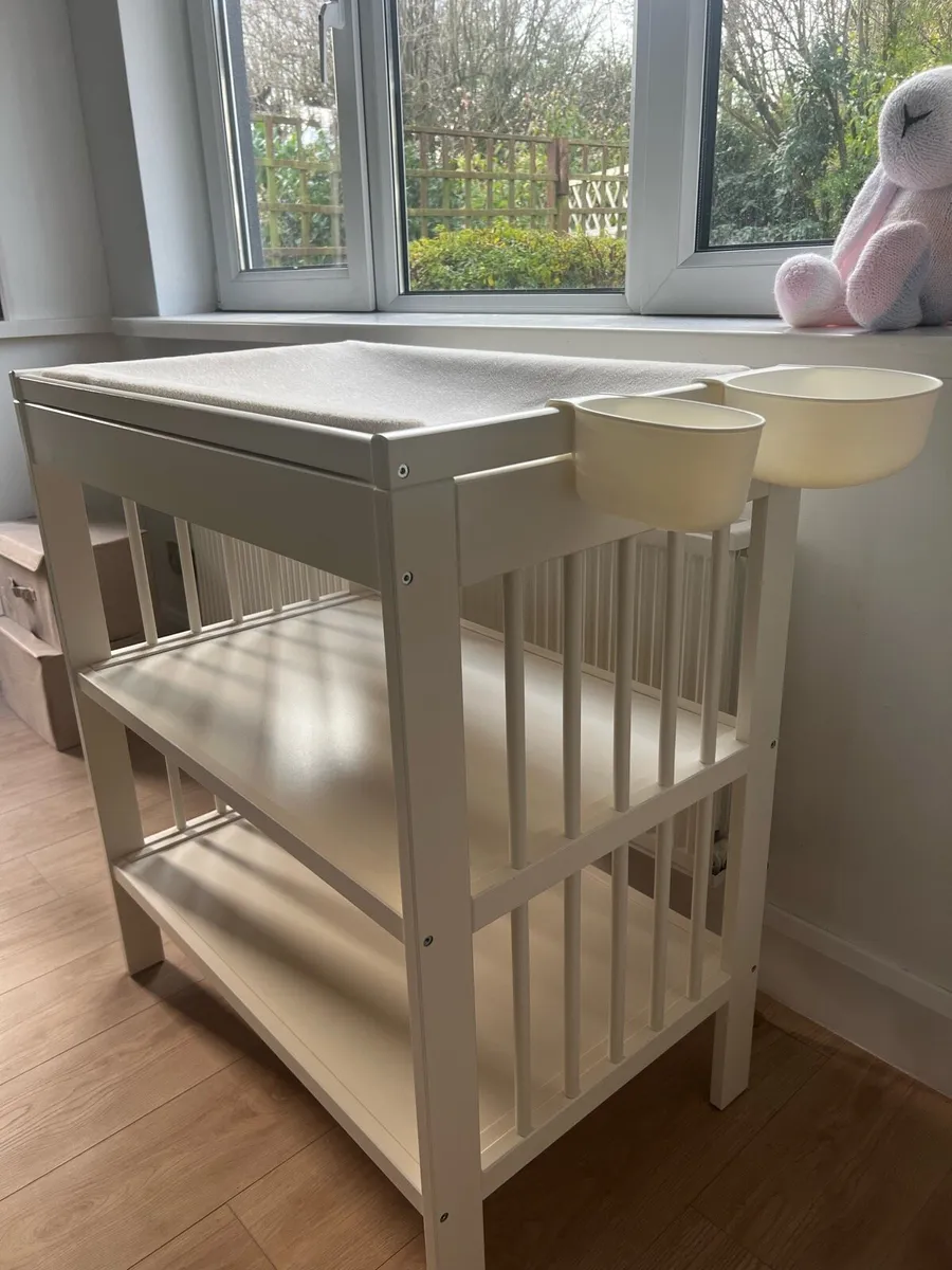 Gulliver changing table + babylo nursery chair - Image 3