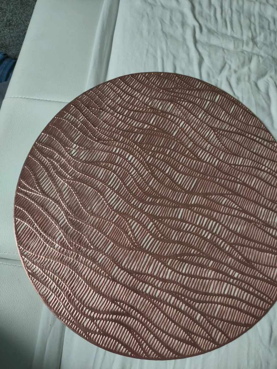 Rose gold 38 cm table mat pvc 6 e each never used - Image 1