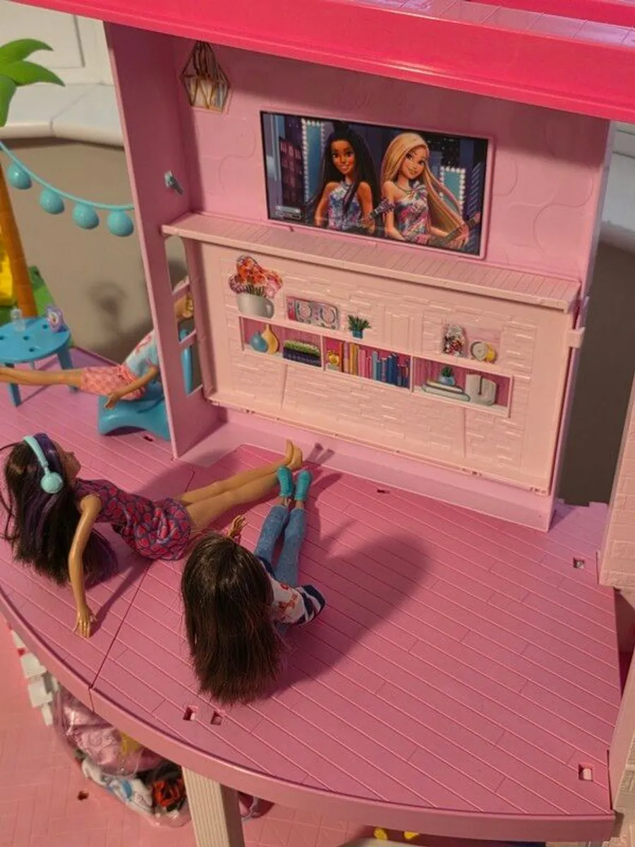 Mint Barbie Dreamhouse with loads of Extras - Image 2