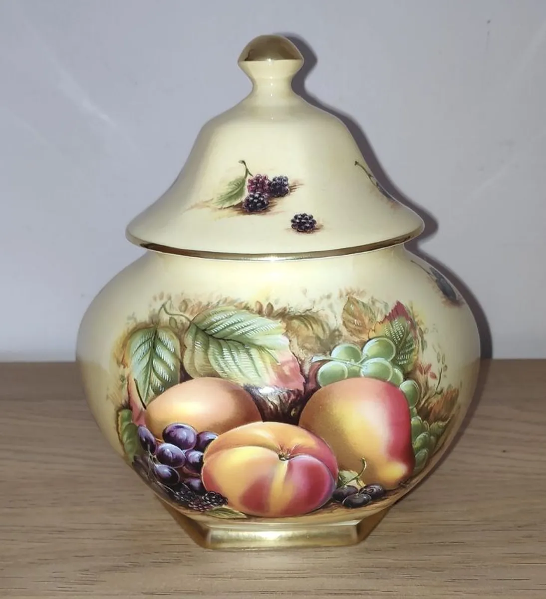Aynsley Orchard Gold lidded jar hexagonal base, H 15,5 cm - Image 1