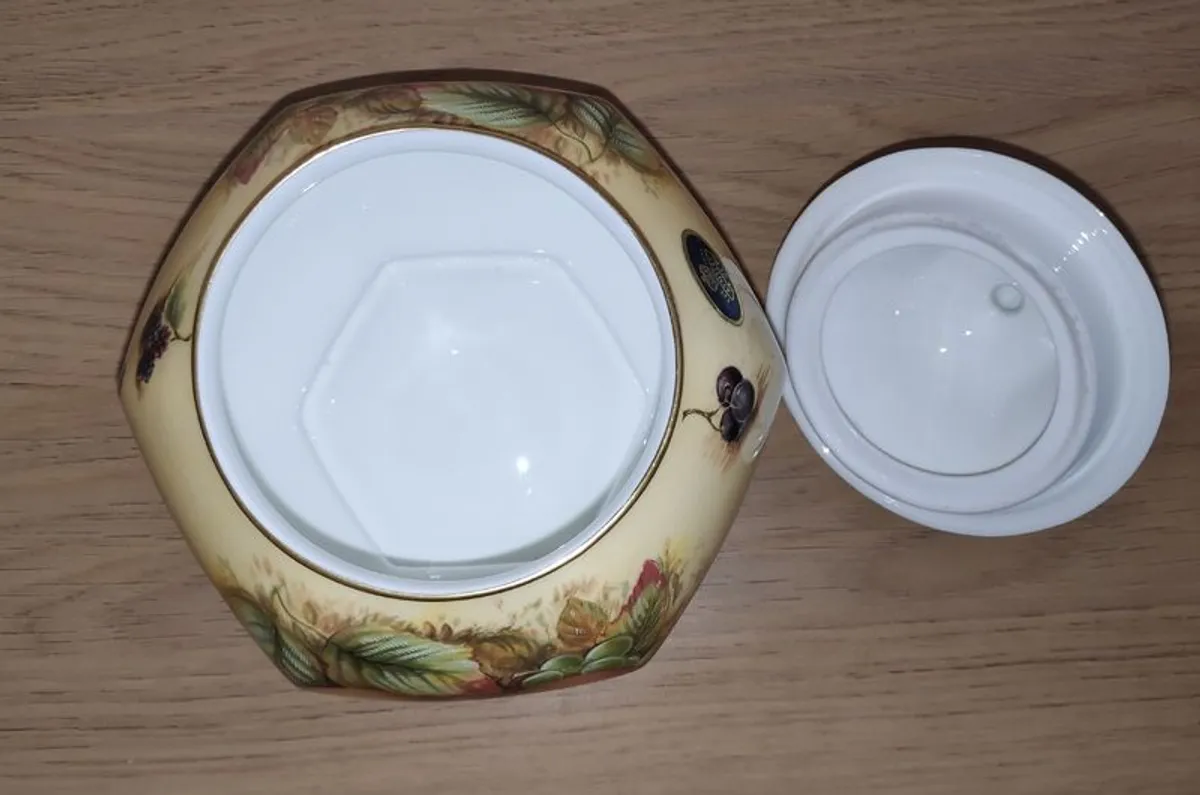 Aynsley Orchard Gold lidded jar hexagonal base, H 15,5 cm - Image 3