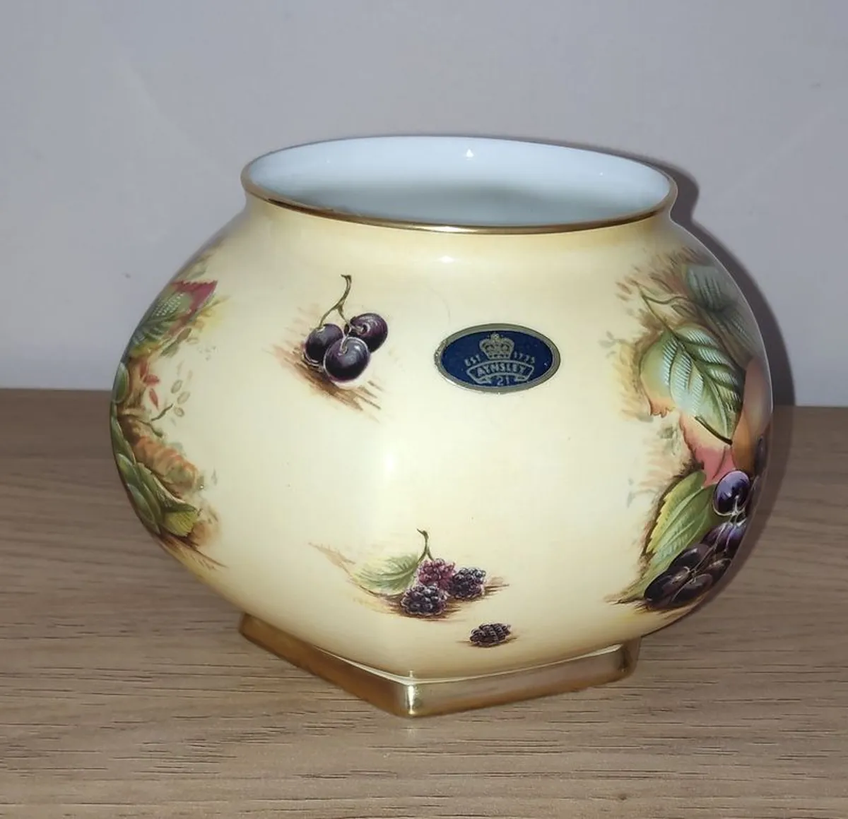 Aynsley Orchard Gold lidded jar hexagonal base, H 15,5 cm - Image 4