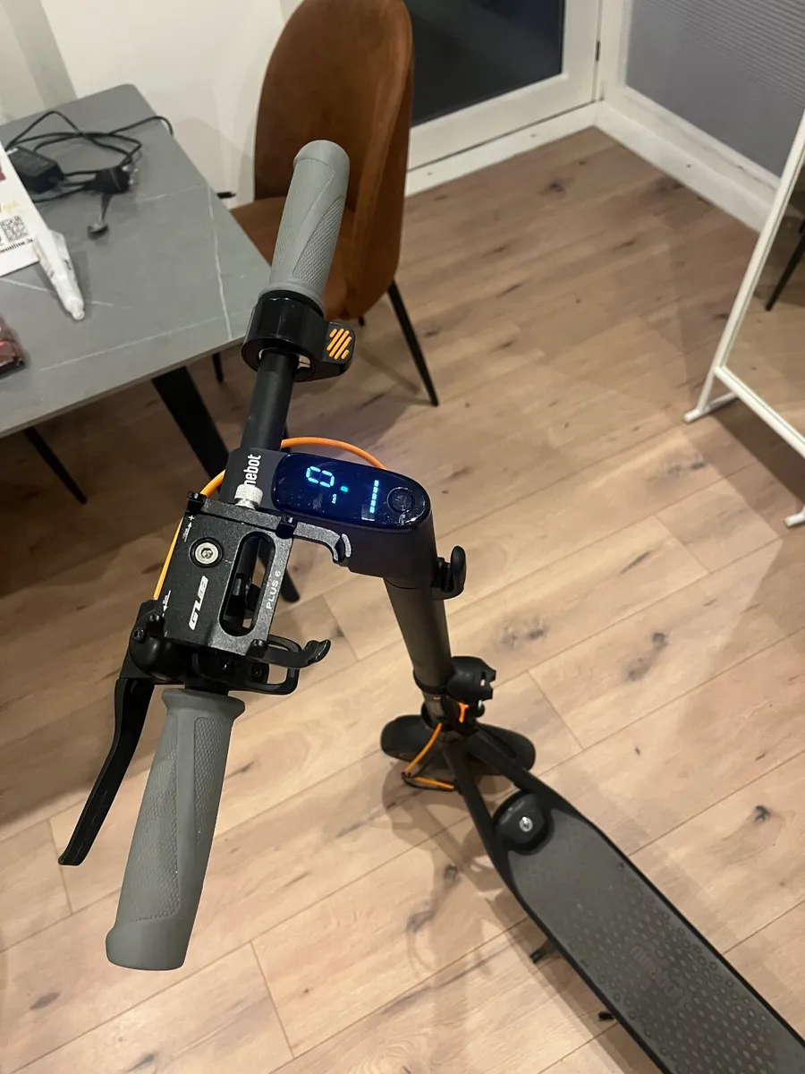 Segway Ninebot F30E Electric Scooter - Image 2