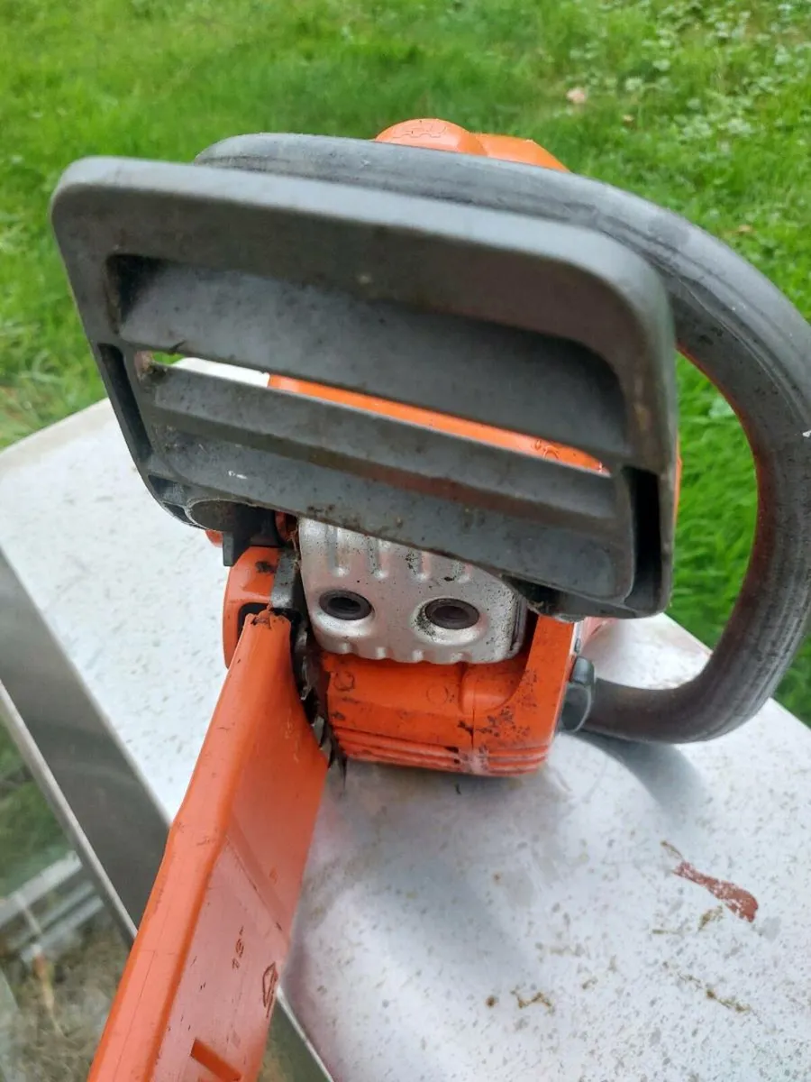 Husqvarna 435 Chainsaw - Image 2