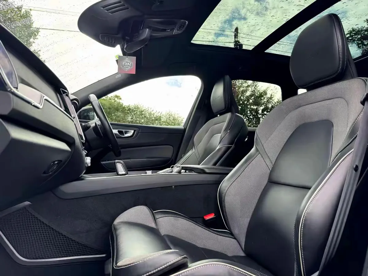 202 VOLVO XC60 R DESIGN T8 AWD MEGA SPEC - Image 4
