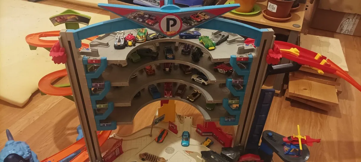 Hot Wheels Mega Shark Garage - Image 2