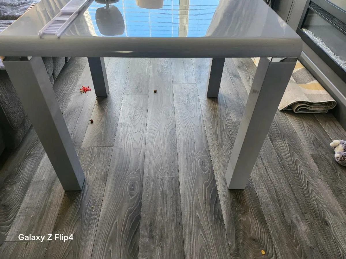 A.sliver table.and .gray.chires.to match.with sliv - Image 2