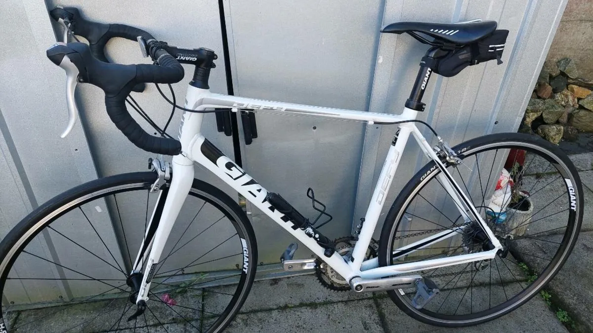 Giant Defy Road Bike Mint Condition - Image 2