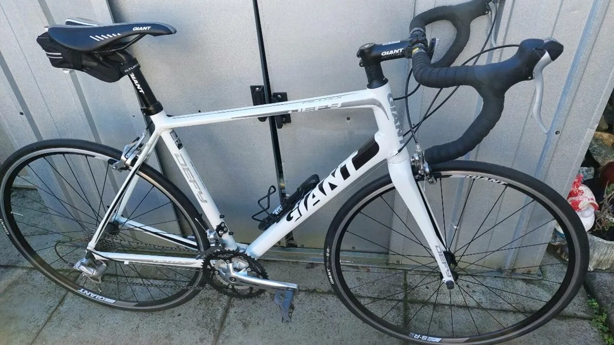 Giant Defy Road Bike Mint Condition - Image 3