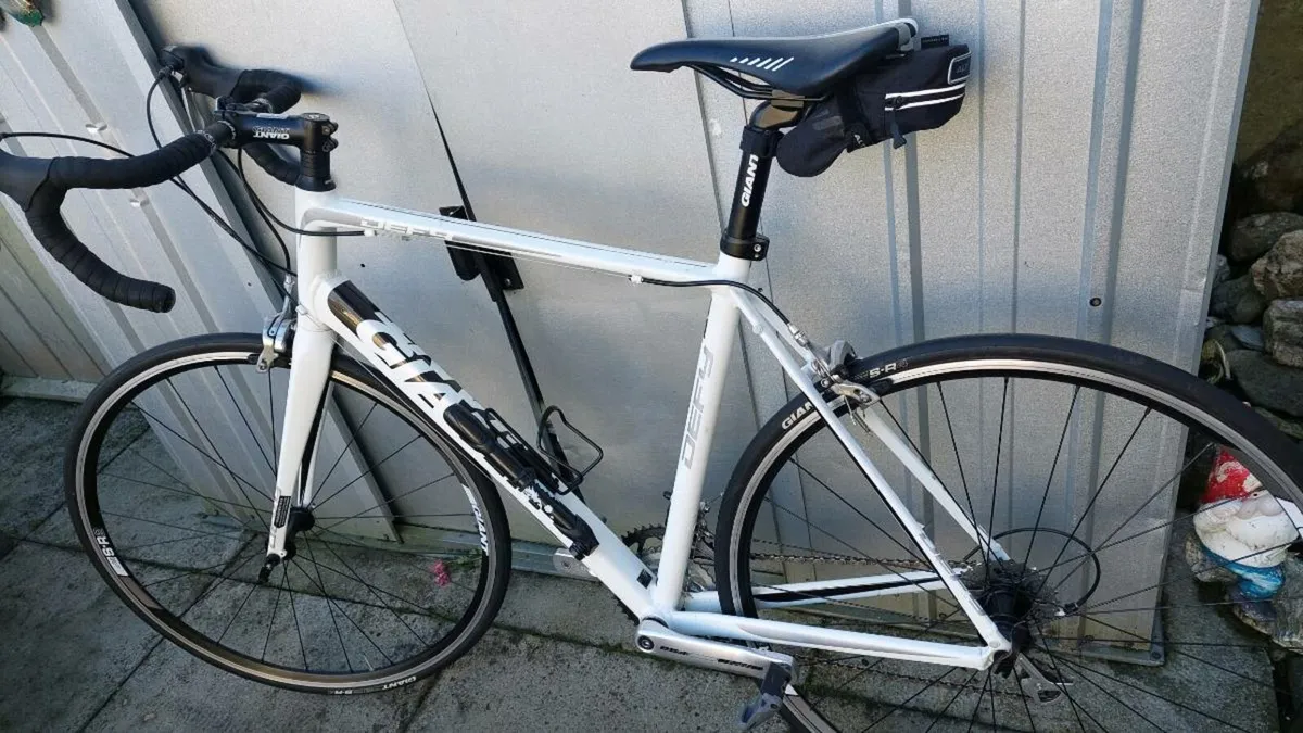 Giant Defy Road Bike Mint Condition - Image 4