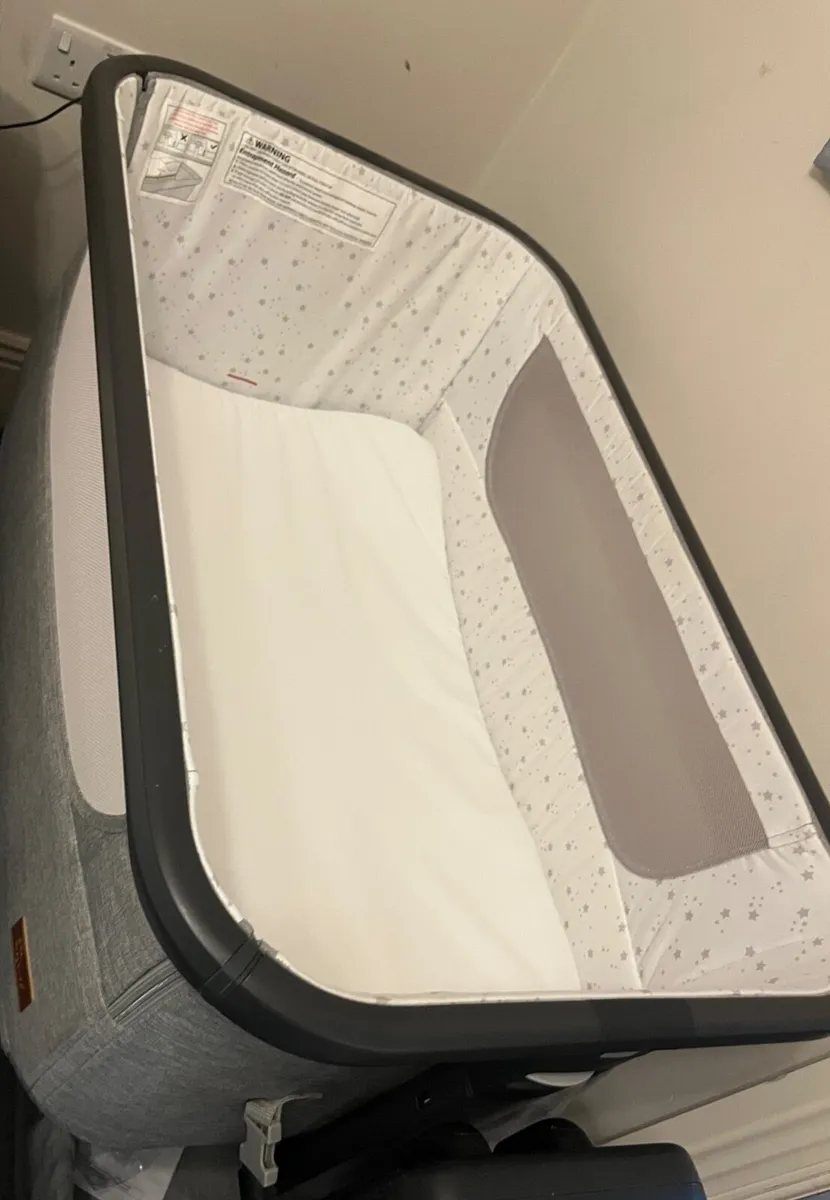 Baby Elegance Co-Glide Electric Bedside Crib - Image 2