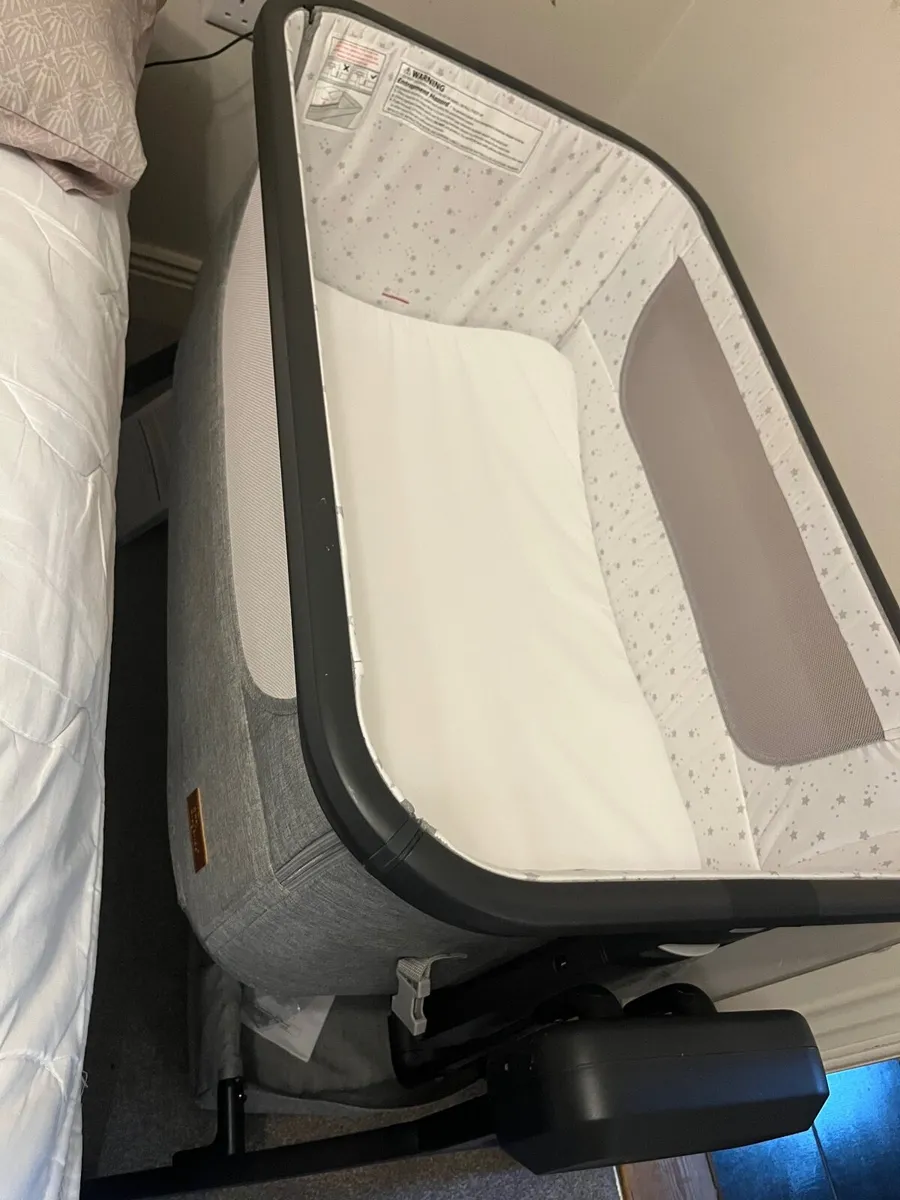 Baby Elegance Co-Glide Electric Bedside Crib - Image 3