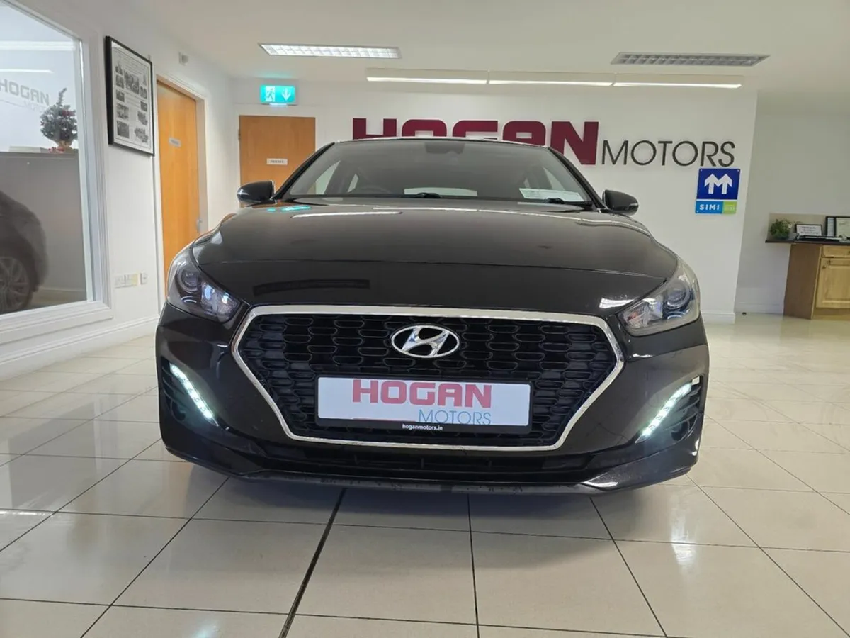 Hyundai i30 Fastback Executive Diesel 5DR - Image 2