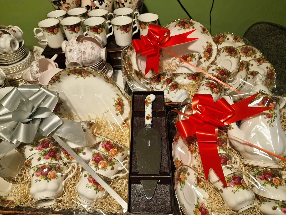 Royal albert old country Rose's mugs. - Image 2