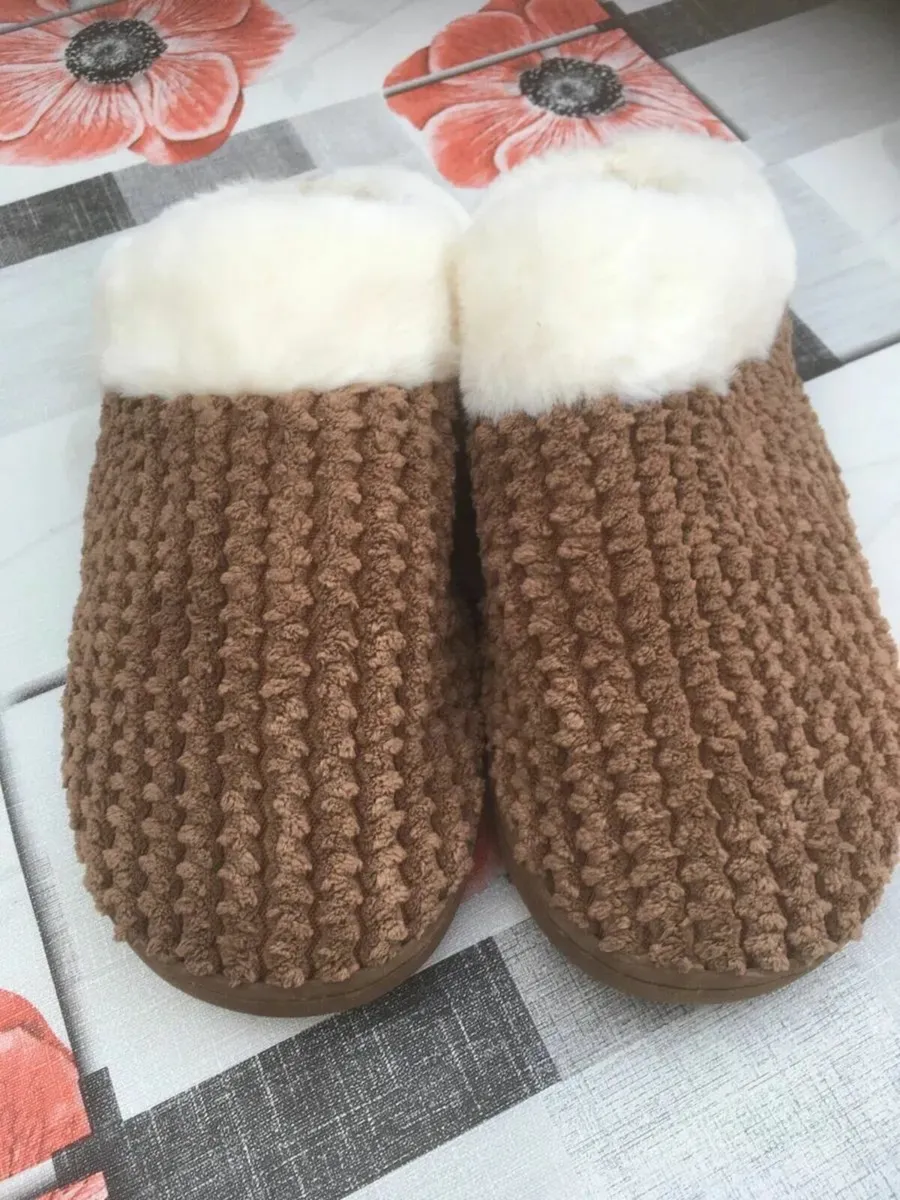NEW Ladies Slippers, Size Medium 5-6, Fur lined - Image 2