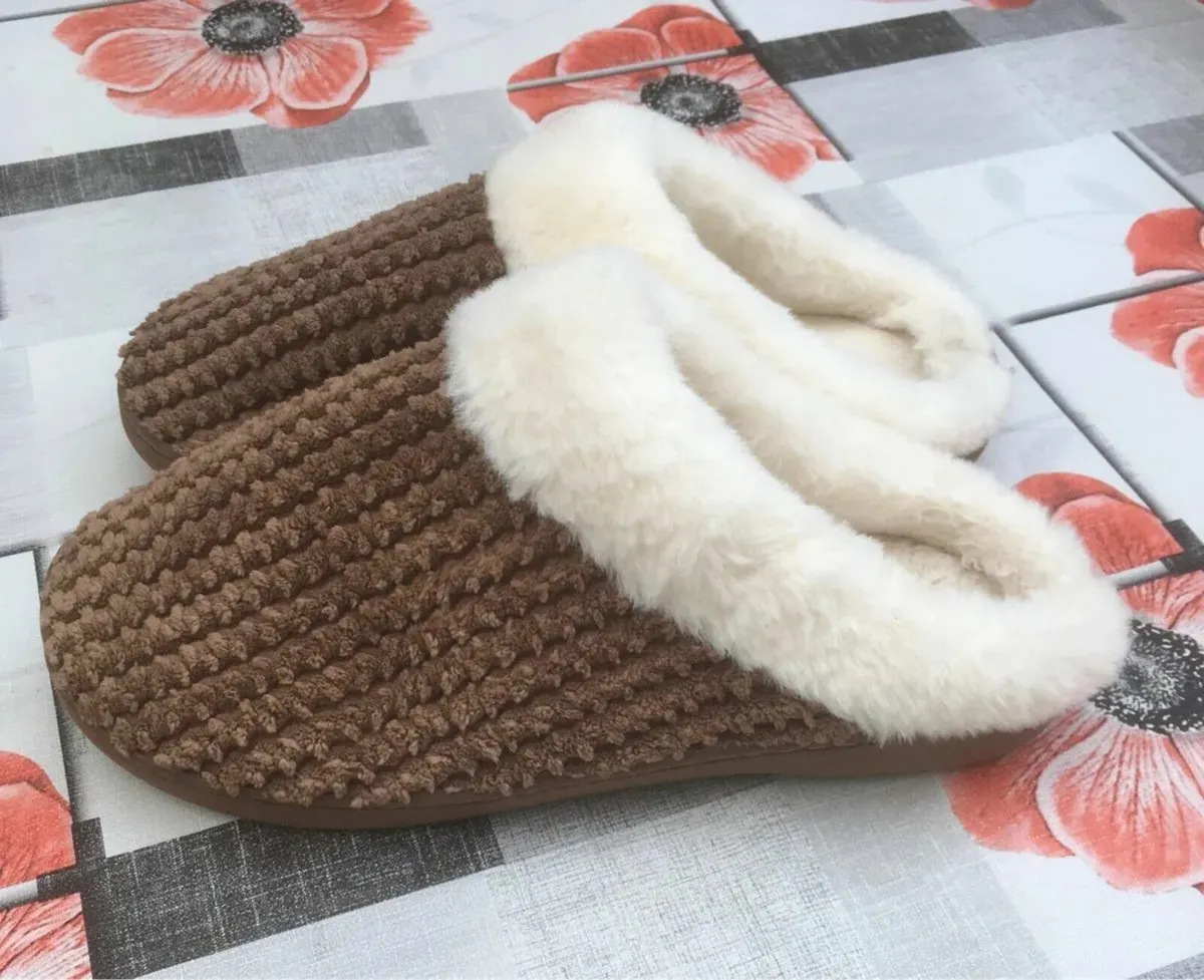NEW Ladies Slippers, Size Medium 5-6, Fur lined - Image 3