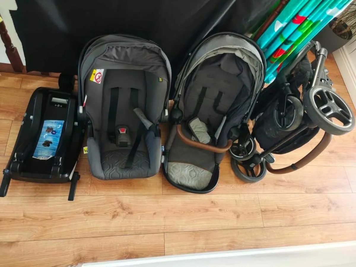 Graco 3in1 travel system + isofix base - Image 3