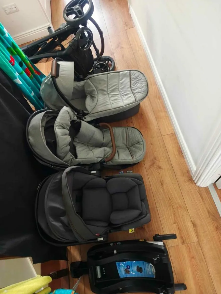 Graco 3in1 travel system + isofix base - Image 1