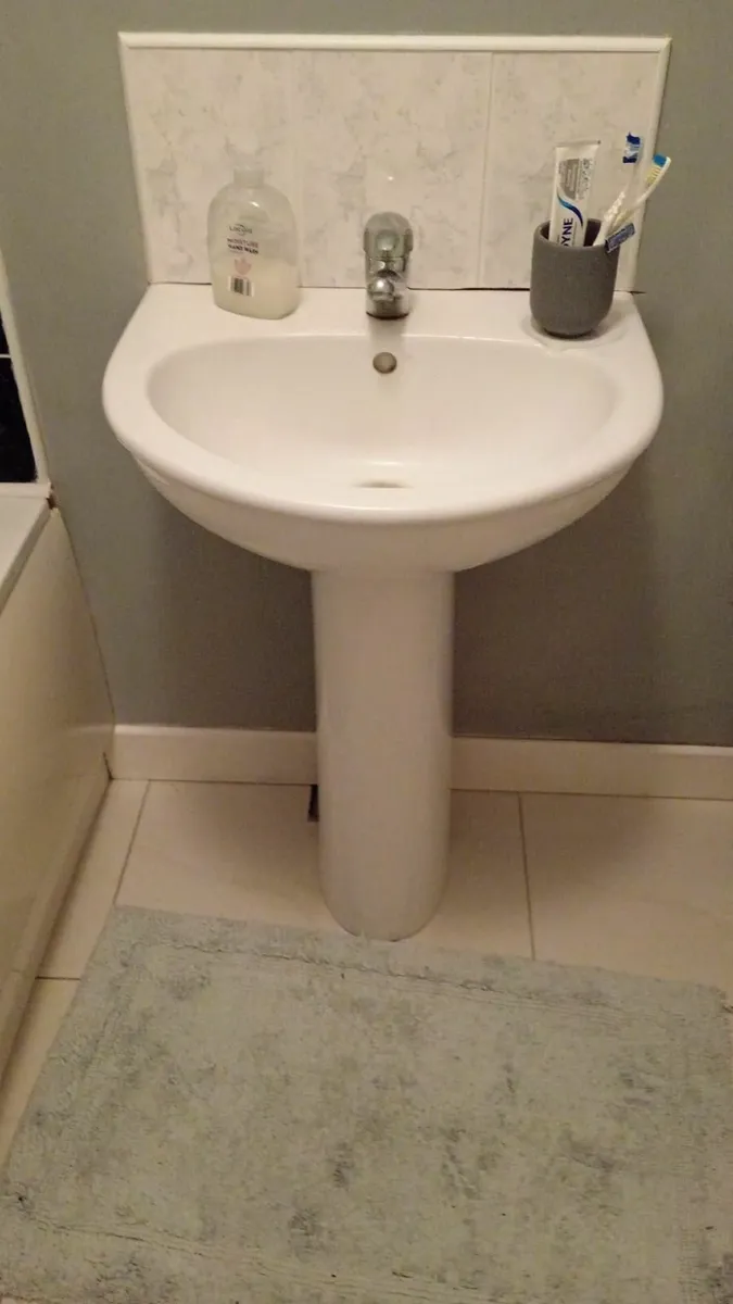 Bathroom sink - Image 3